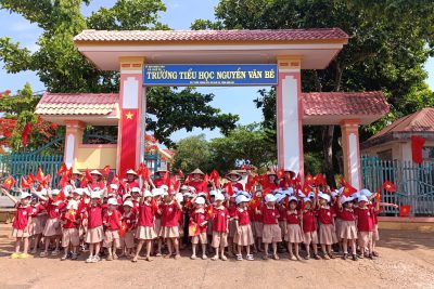Những bước chân nhỏ xinh từ trường Mẫu giáo Hoa Huệ sang tham quan trường tiểu học Nguyễn Văn Bé. Nơi chắp cánh cho ước mơ của các con bay cao và bay xa hơn nữa. Hi vọng ở ngôi trường mới các con sẽ  luôn chăm ngoan, học giỏi